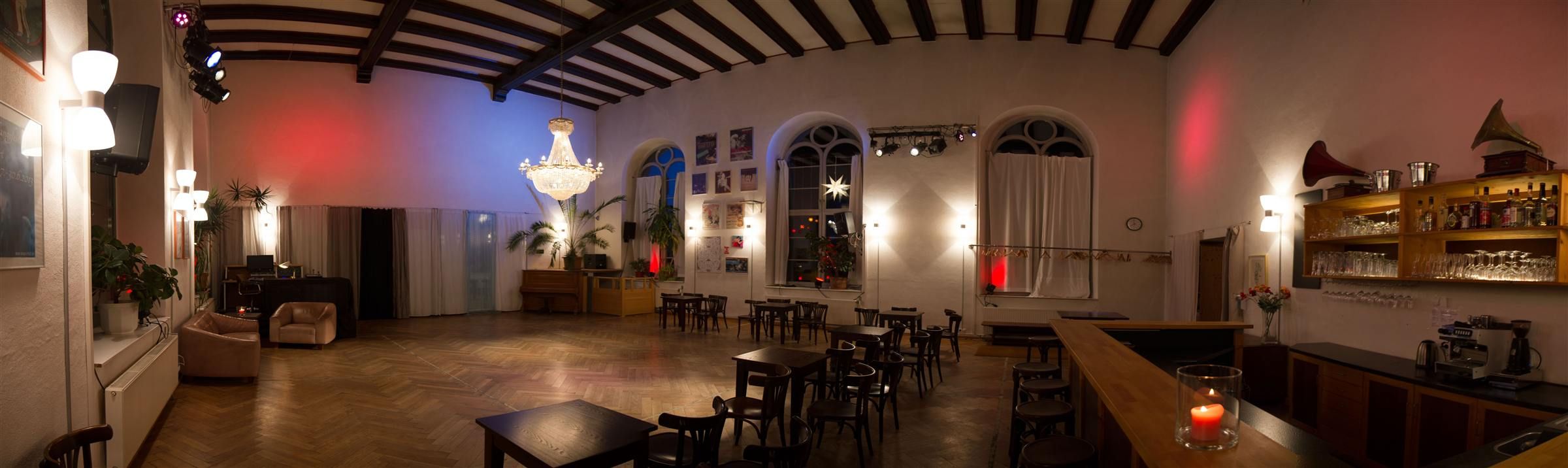 Tanzsaal der Esquina del Tango in Erfurt mit Kronleuchter, Parkettboden und Bar