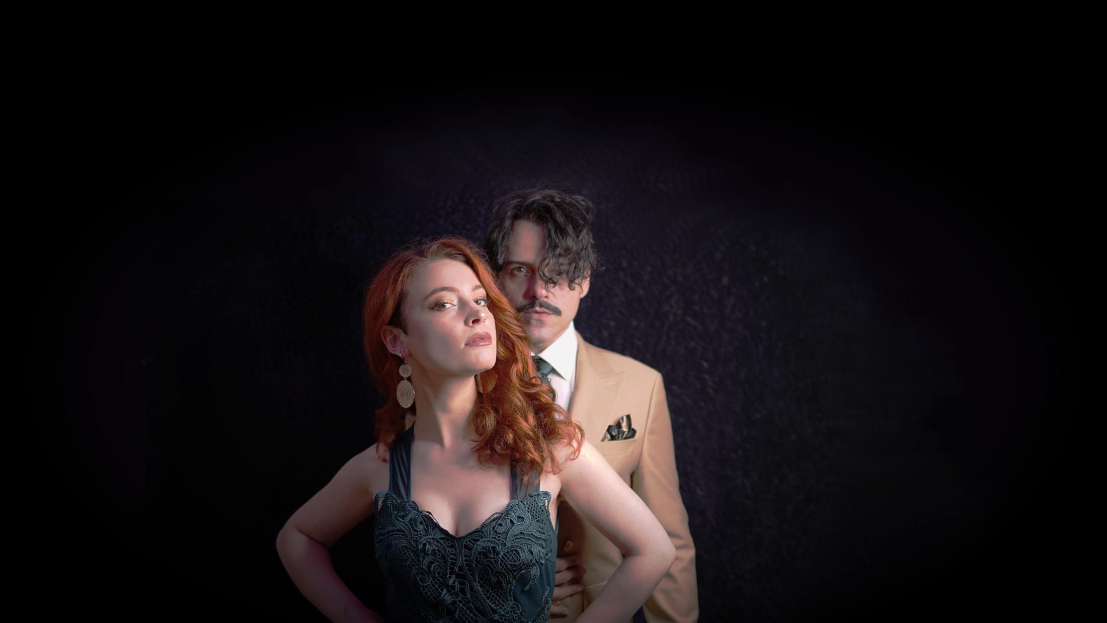 Duddie & Salomé, die Gastlehrer des Festivals, vor schwarzem Hintergrund